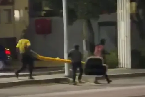 Three Arrested After Traffic Light Theft Filmed
