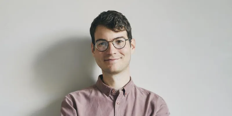 Toby Lloyd plonge dans les secrets familiaux des Rosenthal