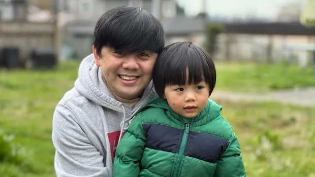 Rétablissement d'un tout-petit un an après la tragédie du jour de Lapu-Lapu