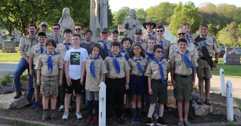 La troupe 1029 honore les tombes des vétérans pour le Memorial Day