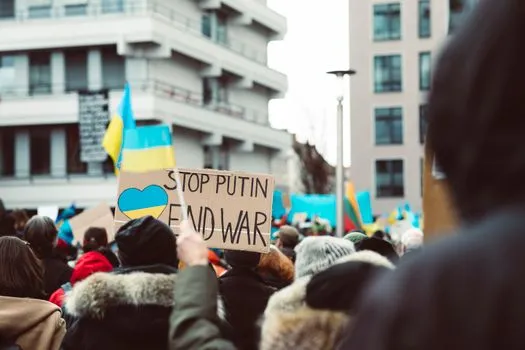 Trump Predicts End of Ukraine War; EU Delists Two Russian Oligarchs