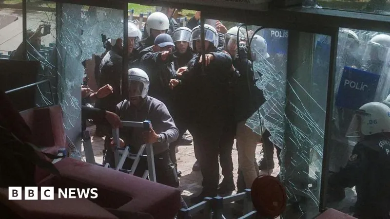 Turkish Police Raid CHP HQ After Court Ousts Leaders