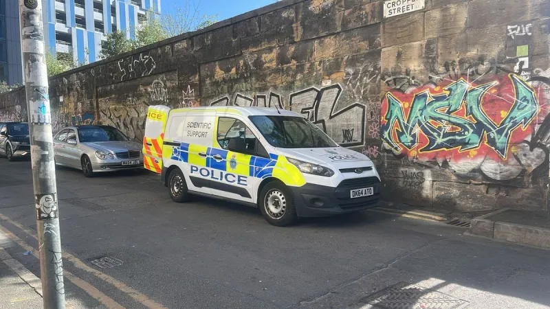 Deux personnes inculpées pour une attaque à l'eau de Javel à Liverpool