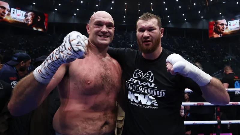 Tyson Fury defeats Arslanbek Makhmudov by unanimous decision