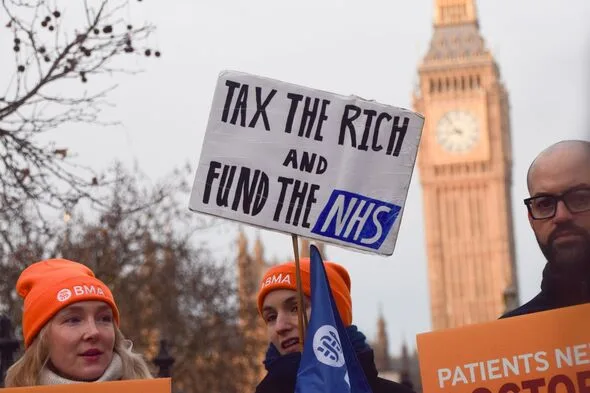UK junior doctors strike over pay, NHS warns of disruption