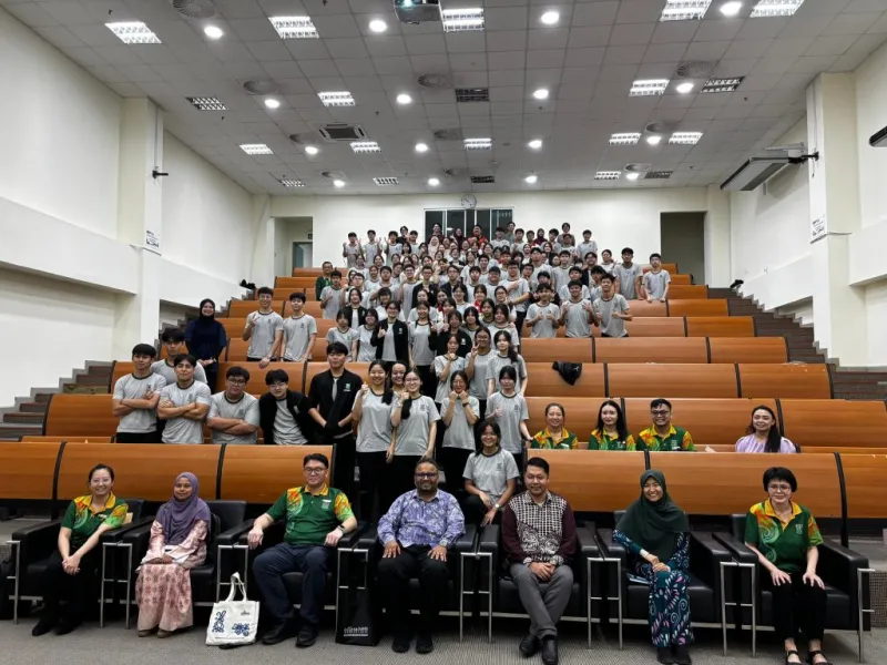 Des étudiants explorent des concepts scientifiques à l'UNIMAS
