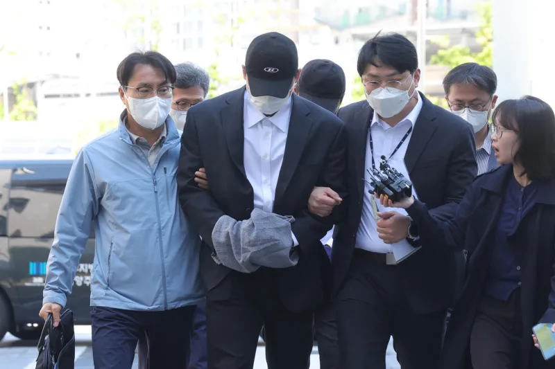 Mandats d'arrêt pour deux hommes dans l'agression mortelle d'un réalisateur