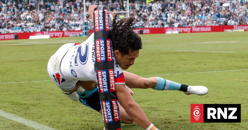 Warriors fall to Sharks despite Watene-Zelezniak hat-trick