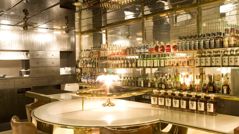 Pourquoi les bars mettent des miroirs derrière les bouteilles