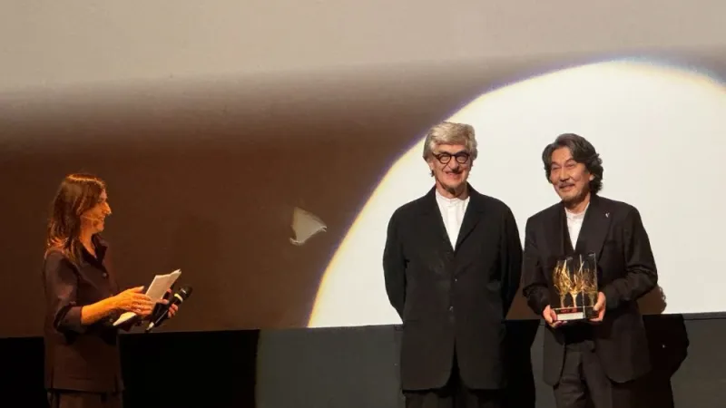 Wim Wenders honore Koji Yakusho au Far East Film Festival