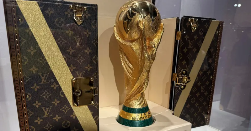 Le trophée de la Coupe du Monde voyage dans une malle Louis Vuitton